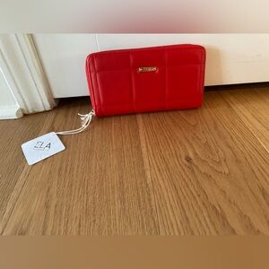 Zip-top pocket
6 credit card slots; 2 slip pockets; interior zip pocket